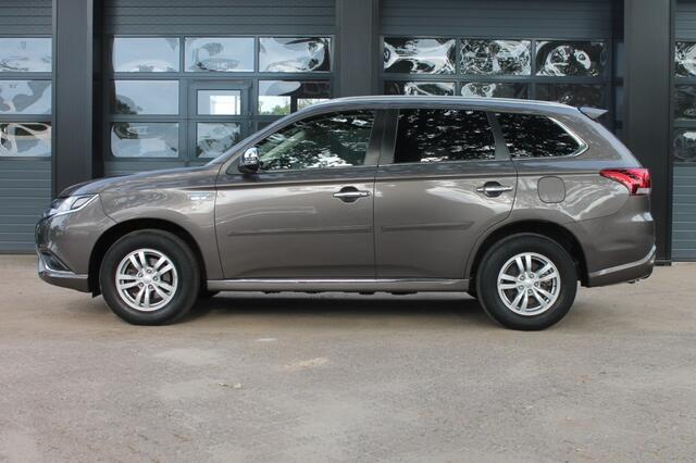 Mitsubishi OUTLANDER 2.4 PHEV PURE **NL-Auto** Trekhaak / camera / winterbanden set