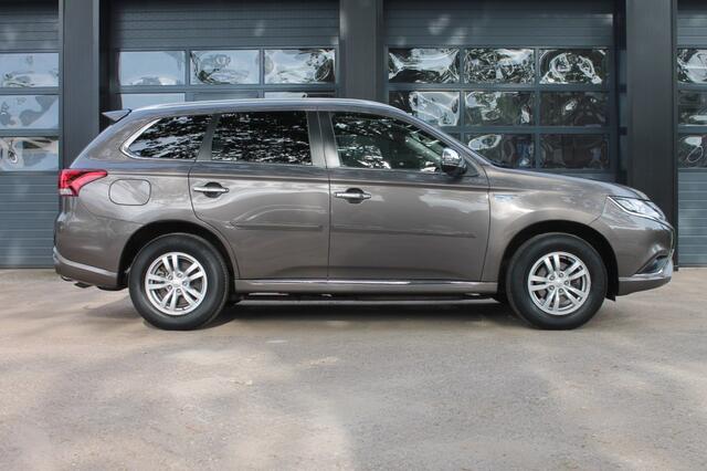 Mitsubishi OUTLANDER 2.4 PHEV PURE **NL-Auto** Trekhaak / camera / winterbanden set