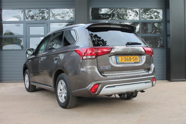 Mitsubishi OUTLANDER 2.4 PHEV PURE **NL-Auto** Trekhaak / camera / winterbanden set