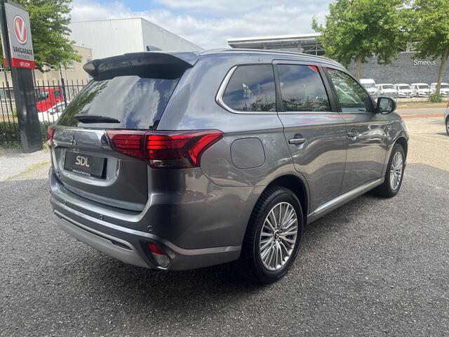 Mitsubishi OUTLANDER 2.4 PHEV 4WD Pure+ 240PK!! // AFN. TREKHAAK // KEYLESS // CAMERA+SENSOREN // CLIMA // STOELVERWARMING // APPLE-ANDROID AUTO //