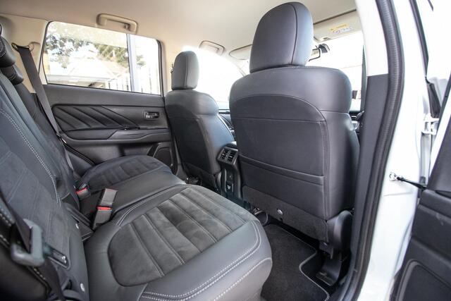 Mitsubishi OUTLANDER 2.4 PHEV Intense+ -Afn. trekhaak | Elec. stoel | Nav | Stoelverw. | Cam
