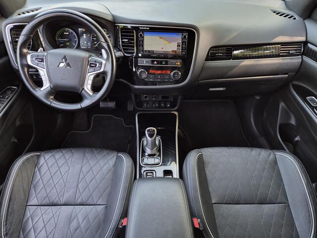 Mitsubishi OUTLANDER 2.4 PHEV Instyle / SOH 73% / Elektrische achterklep / Trekgewicht 1500 kg / Rondomzicht camera / Trekhaak afneembaar / Adaptief cruise control / Glazen schuif- en kanteldak / Keyless Entry/Start / Stuur-& Stoelverwarming /