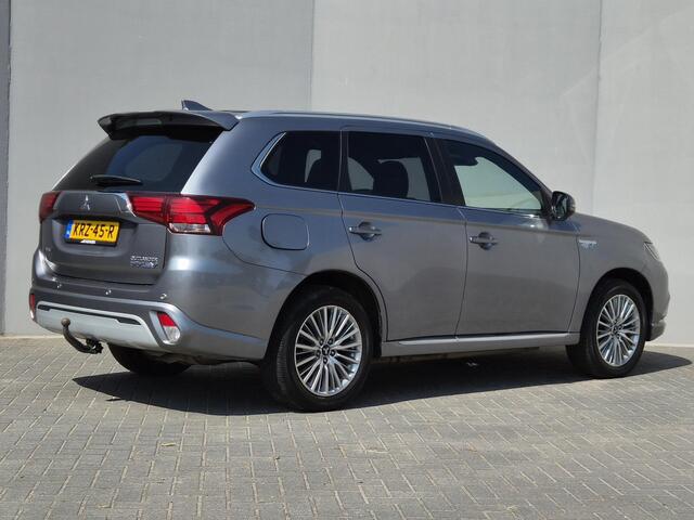 Mitsubishi OUTLANDER 2.4 PHEV Instyle / SOH 73% / Elektrische achterklep / Trekgewicht 1500 kg / Rondomzicht camera / Trekhaak afneembaar / Adaptief cruise control / Glazen schuif- en kanteldak / Keyless Entry/Start / Stuur-& Stoelverwarming /