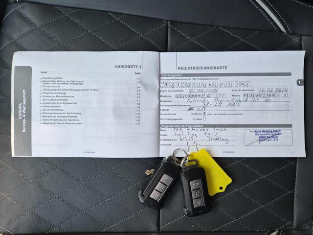 Mitsubishi OUTLANDER 2.4 PHEV Instyle / SOH 73% / Elektrische achterklep / Trekgewicht 1500 kg / Rondomzicht camera / Trekhaak afneembaar / Adaptief cruise control / Glazen schuif- en kanteldak / Keyless Entry/Start / Stuur-& Stoelverwarming /