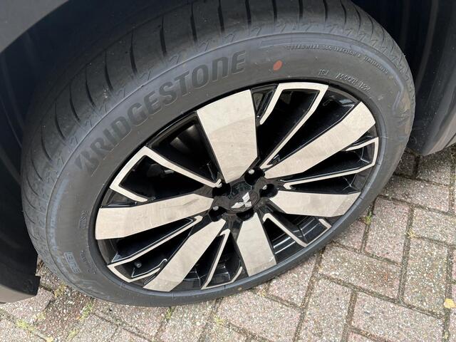 Mitsubishi OUTLANDER 2.4 PHEV Intense+ | Navigatie | Adaptieve Cruise Control | Head-Up Display | Elek. Achterklep | FABRIEKSGARANTIE TOT 06-2034!