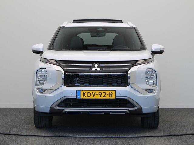 Mitsubishi OUTLANDER 2.4 PHEV Instyle | Trekhaak | Stoelverwarming Voor en Achter | Elektrische Achterklep | Yamaha audio | Panoramadak | Stoelmassage |