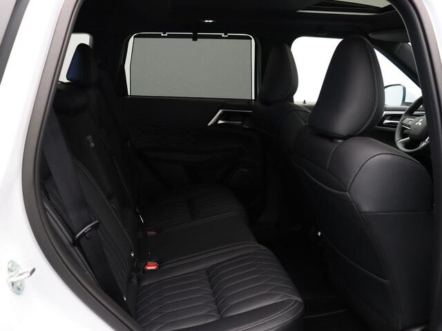 Mitsubishi OUTLANDER 2.4 PHEV Instyle | Trekhaak | Stoelverwarming Voor en Achter | Elektrische Achterklep | Yamaha audio | Panoramadak | Stoelmassage |