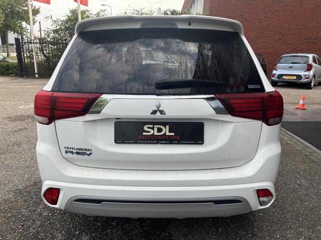 Mitsubishi OUTLANDER 2.4 PHEV Intense+ // HALF-LEDER/ALCANTARA // NAVI + CARPLAY // CAMERA // KEYLESS // ELEK. STOEL // TREKHAAK!!