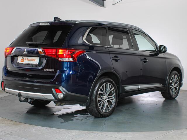 Mitsubishi OUTLANDER 2.0 Executive Edition 7-Persoons Trekhaak, Alcantara, Camera, Goed onderhouden, Stoelverwarming,