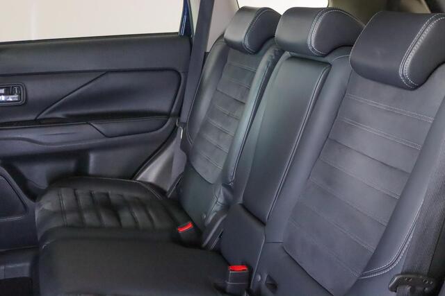 Mitsubishi OUTLANDER 2.0 Executive Edition 7-Persoons Trekhaak, Alcantara, Camera, Goed onderhouden, Stoelverwarming,