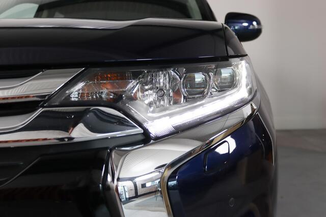 Mitsubishi OUTLANDER 2.0 Executive Edition 7-Persoons Trekhaak, Alcantara, Camera, Goed onderhouden, Stoelverwarming,