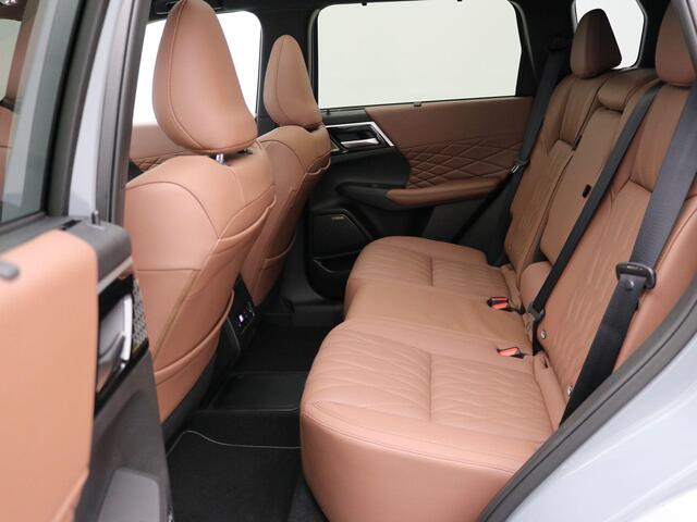 Mitsubishi OUTLANDER 2.4 PHEV Instyle+ / 1600KG Trekgewicht / Glazen schuif-kanteldak / Style Pack Black / Lederen bekleding / Adaptieve Cruise Control / Massage voorstoelen / HUD Display / Full Option /