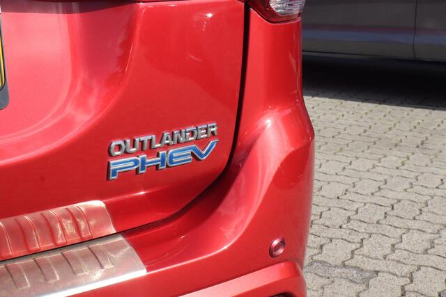 Mitsubishi OUTLANDER 2.0 PHEV Premium | Achteruitrijcamera | Stoelverwarming | Lichtmetalen wielen | Cruise Control | Airco |