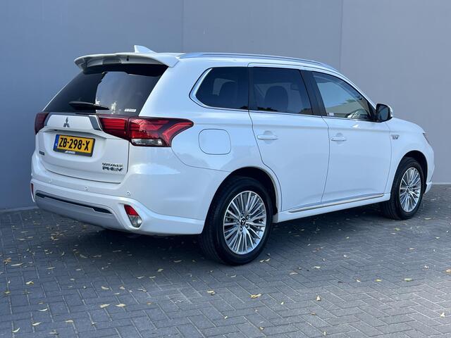 Mitsubishi OUTLANDER 2.4 PHEV Intense+ 100% dealer onderhouden/ 8 jaar garantie / 4wd Drive / Schuif-Kantel Dak / Navigatie Dmv Apple Carplay&Android Auto / Stoel-Stuur Verwarming / Achteruitrij Camera / Elektr. Achterklep / Keyless Entry&Start / – foto 3
