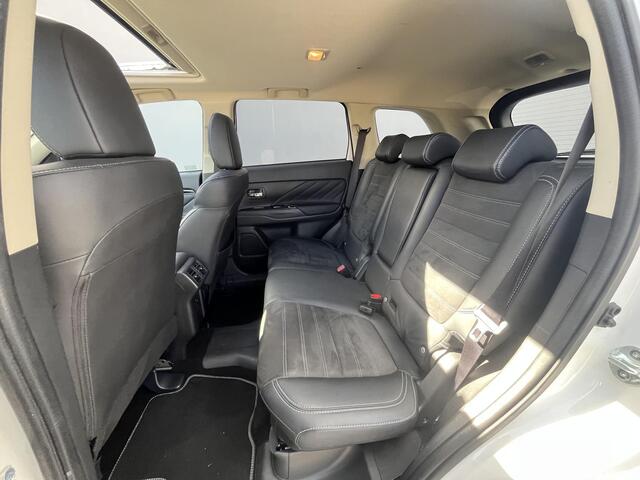 Mitsubishi OUTLANDER 2.4 PHEV Intense+ 100% dealer onderhouden/ 8 jaar garantie / 4wd Drive / Schuif-Kantel Dak / Navigatie Dmv Apple Carplay&Android Auto / Stoel-Stuur Verwarming / Achteruitrij Camera / Elektr. Achterklep / Keyless Entry&Start / – foto 6