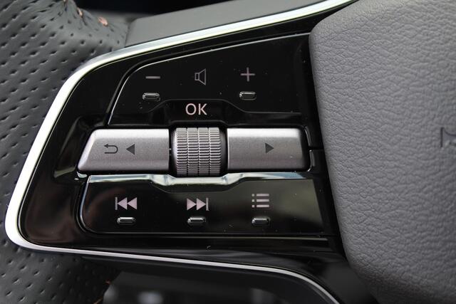 Nissan Ariya Evolve 87 kWh / 20" LM velgen / Stoelverwarming voor en achter / Automatische airco / Apple Carplay & Android Auto / Bluetooth telefoonvoorbereiding / Cruise control adaptief / DAB / Elektrisch glazen panorama-dak / Privacy glass / Stuurwiel verwarmd / Ro