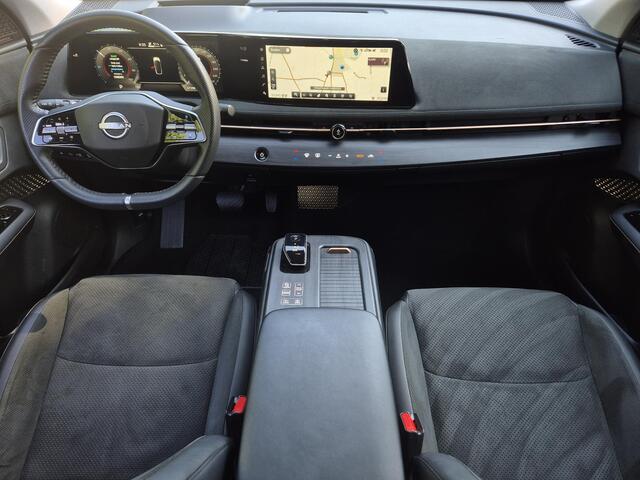 Nissan Ariya Evolve 66 kWh / 99% SOH / Glazen schuif- en kanteldak / CCS snelladen / warmtepomp / Stuur- Stoel & Achterbank verwarming / Head Up Display / Adaptief cruise control / Stoelventilatie / Bose Audio Systeem / Elektrische achterklep / Draadloze telefoon lad