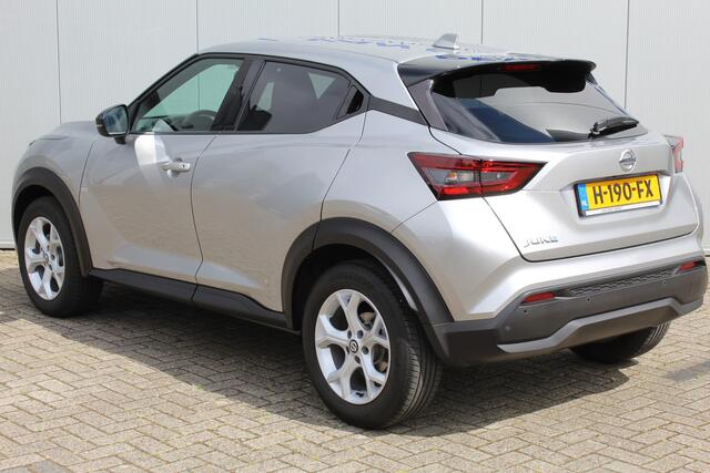 Nissan JUKE 1.0-117pk DIG-T N-Connecta. Werkelijk in nieuwstaat ! Slechts 12.600km ! Volautm. airco, privacy glass, metallic lak, LM wielen, navigatie, camera, pdc v+a, telefoonvoorb., keyless entry&go, LED etc.