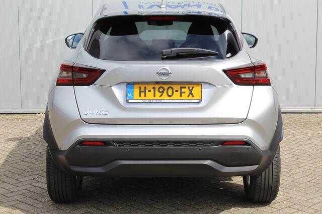 Nissan JUKE 1.0-117pk DIG-T N-Connecta. Werkelijk in nieuwstaat ! Slechts 12.600km ! Volautm. airco, privacy glass, metallic lak, LM wielen, navigatie, camera, pdc v+a, telefoonvoorb., keyless entry&go, LED etc.