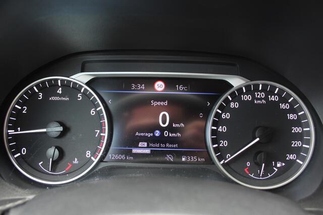 Nissan JUKE 1.0-117pk DIG-T N-Connecta. Werkelijk in nieuwstaat ! Slechts 12.600km ! Volautm. airco, privacy glass, metallic lak, LM wielen, navigatie, camera, pdc v+a, telefoonvoorb., keyless entry&go, LED etc.