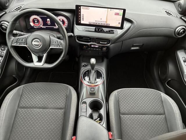 Nissan JUKE 1.0 DIG-T N-Connecta / Fabrieksgarantie t/m 10-04-2028 / Cold Pack / Trekgewicht 1250 KG / all-season banden / Apple Carplay Android Auto / Stuur-, Stoel en Voorruit verwarming / Achteruitrijcamera / Keyless Entry/Start / Draadloze telefoon lader /