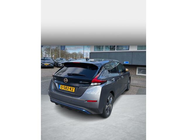 Nissan LEAF Tekna 40 kWh VERWACHT ZATERDAG 21-2 | WARMTEPOMP | STUUR + STOELVERWARMING VOOR EN ACHTER | LEDEREN BEKLEDING | 360° CAMERA | DODEHOEKDETECTIE | NETTE COMPLETE AUTO | INCL. 12 MND BOVAG GARANTIE
