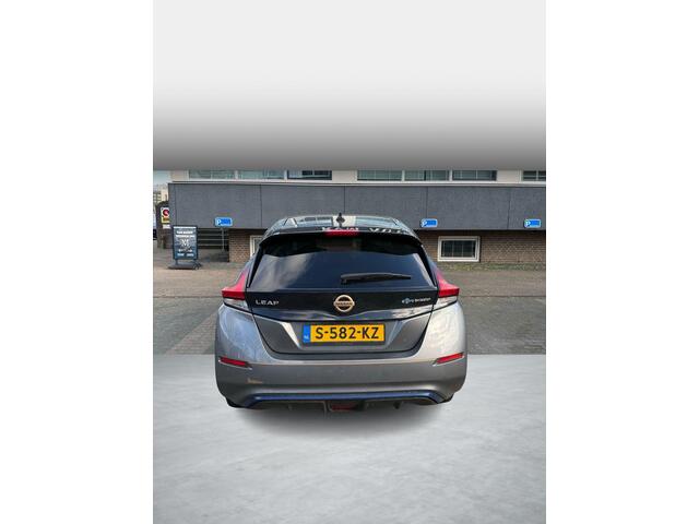 Nissan LEAF Tekna 40 kWh VERWACHT ZATERDAG 21-2 | WARMTEPOMP | STUUR + STOELVERWARMING VOOR EN ACHTER | LEDEREN BEKLEDING | 360° CAMERA | DODEHOEKDETECTIE | NETTE COMPLETE AUTO | INCL. 12 MND BOVAG GARANTIE