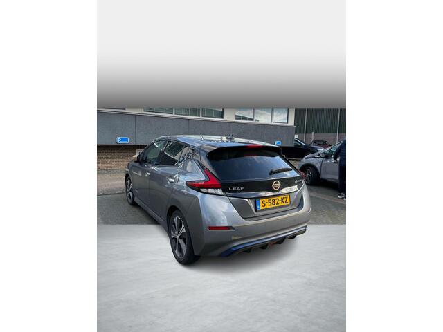 Nissan LEAF Tekna 40 kWh VERWACHT ZATERDAG 21-2 | WARMTEPOMP | STUUR + STOELVERWARMING VOOR EN ACHTER | LEDEREN BEKLEDING | 360° CAMERA | DODEHOEKDETECTIE | NETTE COMPLETE AUTO | INCL. 12 MND BOVAG GARANTIE
