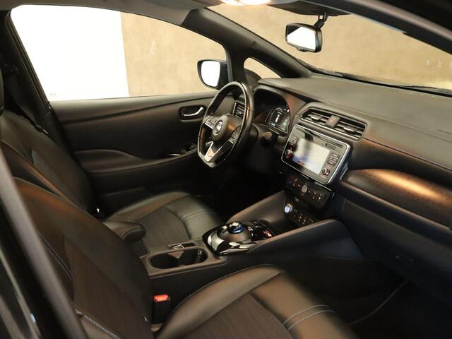 Nissan LEAF Tekna 40 kWh SOH 83.8%!! - ORIGINEEL NEDERLANDSE AUTO - AUTOMATISCHE AIRCO - DODEHOEKDETECTIE - VOORSTOELEN VERWARMD - STUURVERWARMING - ACHTERUITRIJCAMERA - ADAPTIEVE CRUISE CONTROL - KEYLESS ENTRY/START - BLUETOOTH TELEFOONVOORBEREIDING - NAVIGATIE