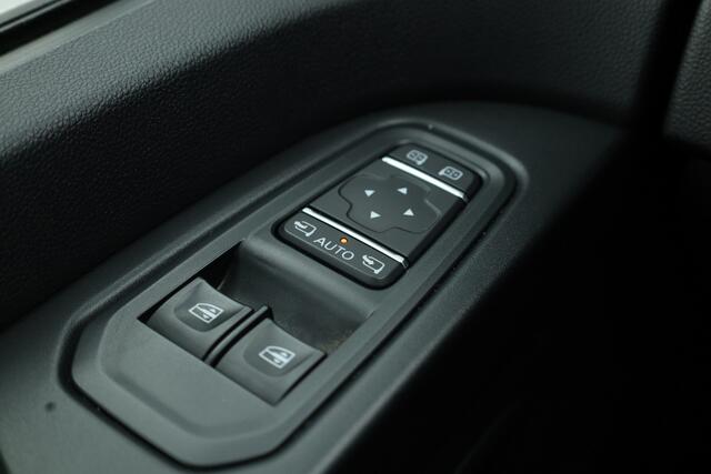 Nissan PRIMASTAR 2.0 dCi L2H1 N-Connecta | Dubb. Cabine | 6 pers. | Navi | Camera | Trekhaak | Cruise