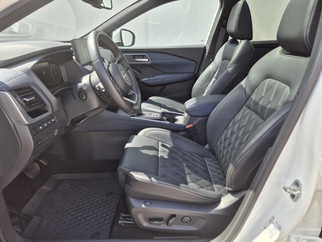 Nissan QASHQAI 1.3 MHEV Xtronic Tekna Plus Automaat / Cold Pack / Panoramadak / Trekhaak Vast / Trekgewicht 1800 kg / Stuur-, Stoel en voorruitverwarming / Elektrische achterklep / Rondomzicht camera / Bose Audio Systeem /