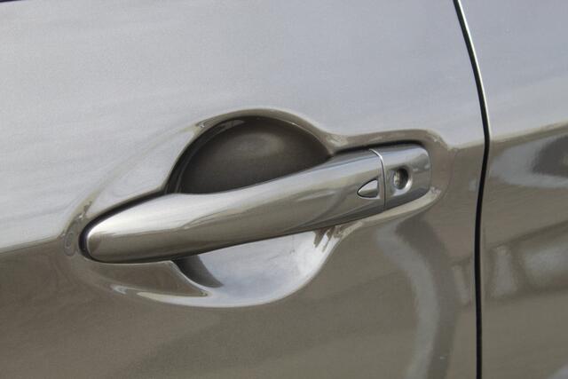 Nissan QASHQAI 1.2 N-Connecta Navigatie/360° camera/Cruise control/Parkeersensoren rondom/Climate control/Keyless/Lane assist/Trekhaak/DAB/Elektrisch inklapbare spiegels/18'' Lichtmetalen velgen.