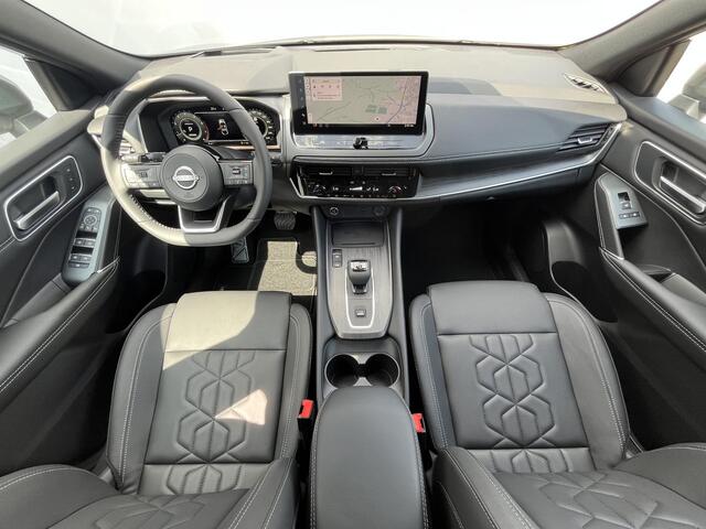 Nissan QASHQAI 1.3 MHEV Xtronic Tekna Automaat / ¤4.000,- Nissan Voorraadvoordeel / NIEUW uit voorraad leverbaar! / Panoramadak / Googlemaps Navigatie / HUD / 360° Camera / Elektrische Achterklep / Stuur- en Stoelverwarming voor / Voorruit Verwarming / Elektrische Verst