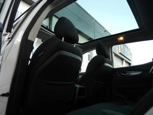 Nissan QASHQAI 1.2 N-Connecta | Panoramadak | Trekhaak | Parkeersensoren achter | Camera | Climate control | All season banden | Navigatie | Keyless entry & Start