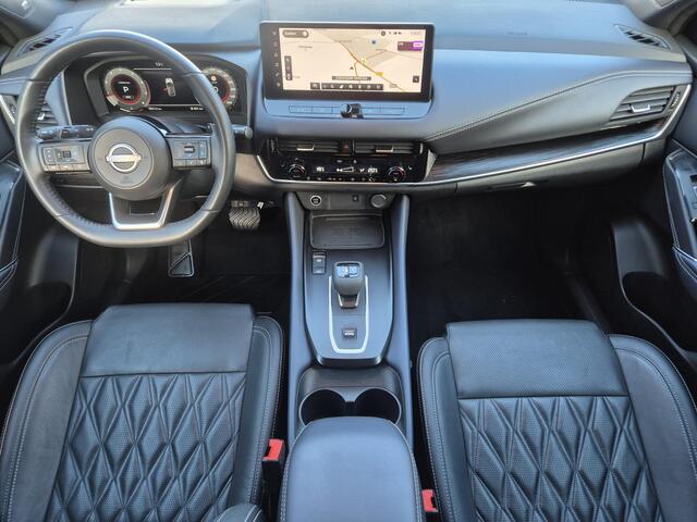 Nissan QASHQAI 1.3 MHEV Xtronic Tekna Plus Automaat / HUD / Panoramadak / Allseason banden / Trekgewicht 1800 kg / Elektrische achterklep / Stoel met massage functie / Rondomzicht camera / Stuur-, Stoel en Voorruit verwarming / Bose Audio Systeem /