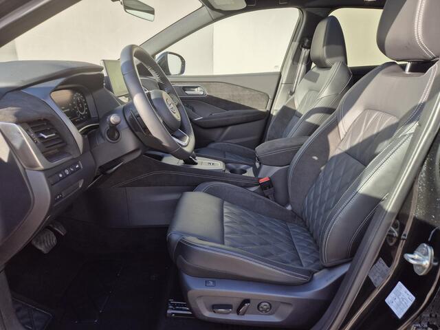 Nissan QASHQAI 1.3 MHEV Xtronic Tekna Plus / 1800kg Trekgewicht / Leder/Alcantara Bekleding / Google Maps Navigatie / BOSE Audio / HUD / Apple Carplay Android Auto / Panoramadak / Stuur-, Stoel en Voorruitverwarming / Elektrische achterklep / Massagestoelen /