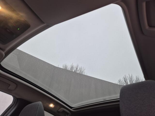 Nissan QASHQAI 1.3 MHEV Xtronic N-Connecta Automaat / Fabrieksgarantie t/m 06-2028 / 1.800 kg trekgewicht / Panorama dak / Elektrische klep / HUD / Camera 360° / Cold pack / Stuur-, stoel- en voorruitverwarming / Navigatie / Apple Carplay Android / 18" LM wielen /