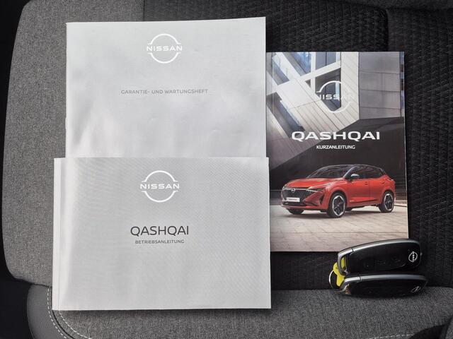 Nissan QASHQAI 1.3 MHEV Xtronic N-Connecta Automaat / Fabrieksgarantie t/m 06-2028 / 1.800 kg trekgewicht / Panorama dak / Elektrische klep / HUD / Camera 360° / Cold pack / Stuur-, stoel- en voorruitverwarming / Navigatie / Apple Carplay Android / 18" LM wielen /