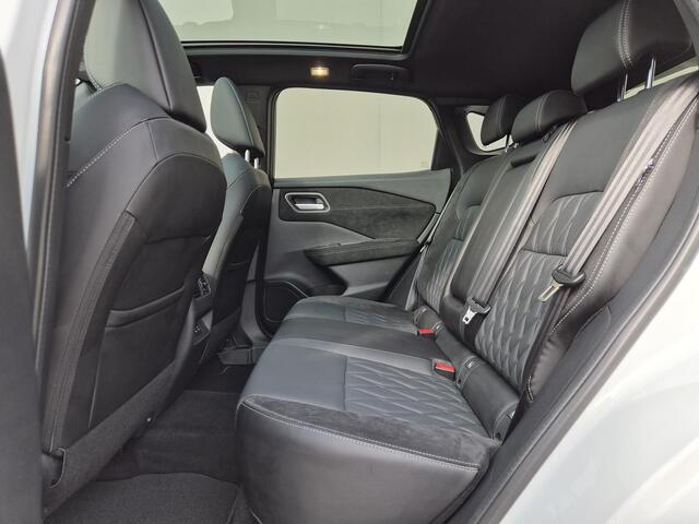 Nissan QASHQAI 1.3 MHEV Xtronic Tekna Plus / Fabrieksgarantie tot 10-2028 / Panoramadak / All season banden / Trekgewicht 1800 kg / Head Up Display / Bose Audio Systeem / Elektrische achterklep / Stuur- Stoel & Voorruit verwarming / Rondomzicht camera / Adaptief cruise 