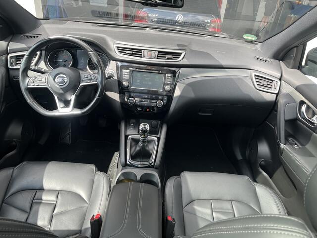 Nissan QASHQAI 1.3 DIG-T Tekna Airco Cruise controle Lederbekleding Navigatiesysteem 360°camera Panoramadak Trekhaak 1300kg trekgewicht Stuurwielbediening Stoelverwarming