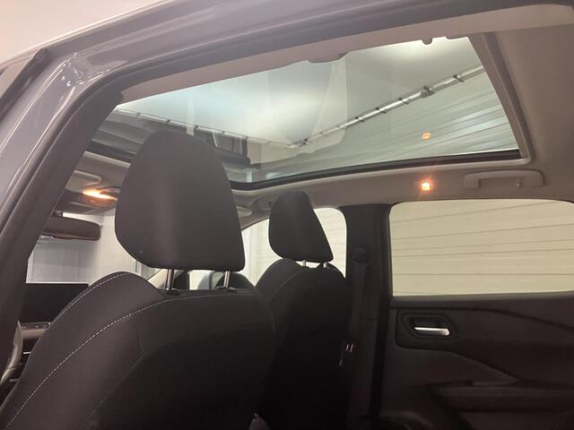 Nissan QASHQAI 1.3 MHEV Xtronic N-Connecta / Dealer Onderhouden / All Seasonbanden / Trekhaak 1800 KG / Navigatie / Stoel- en Stuurverwarming / Verwarmde Voorruit / Elektrische Achterklep / Panoramadak / 360 Graden Camera / Climate Control /