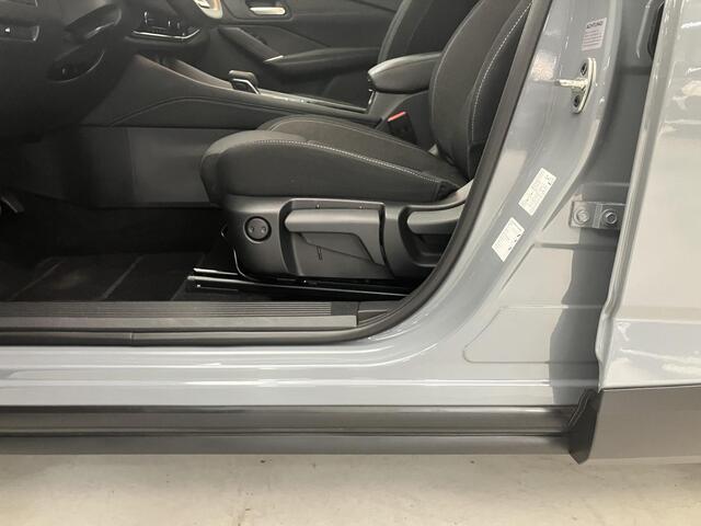 Nissan QASHQAI 1.3 MHEV Xtronic N-Connecta / Dealer Onderhouden / All Seasonbanden / Trekhaak 1800 KG / Navigatie / Stoel- en Stuurverwarming / Verwarmde Voorruit / Elektrische Achterklep / Panoramadak / 360 Graden Camera / Climate Control /