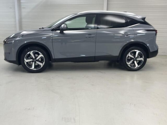 Nissan QASHQAI 1.3 MHEV Xtronic N-Connecta / Dealer Onderhouden / All Seasonbanden / Trekhaak 1800 KG / Navigatie / Stoel- en Stuurverwarming / Verwarmde Voorruit / Elektrische Achterklep / Panoramadak / 360 Graden Camera / Climate Control /