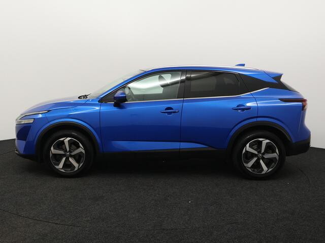 Nissan QASHQAI 1.3 MHEV Xtronic Premiere Edition Apple Carplay/Android Auto, Cruise control adaptief, dodehoekdetectie met correctie, Parkeersensor voor en achter Combineert een ruime, comfortabele uitstraling met een luxe afwerking. Dankzij de soepele Xtronic-automaat en moderne hybride techniek rijdt deze Qashqai heerlijk ontspannen en efficiënt. Een