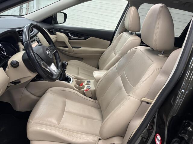 Nissan X-TRAIL 1.6 DIG-T Tekna / Metaalkleur / Luxe lederen bekleding / Voorstoelen, stuurwiel en achterbank verwarmd / Rondomzichtcamera / Navigatiesysteem full map / Licht metalen velgen 19" / Elektrisch glazen panorama dak / Dode hoek detectie / Automatische airco / 