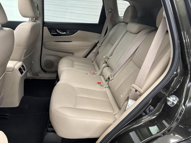 Nissan X-TRAIL 1.6 DIG-T Tekna / Metaalkleur / Luxe lederen bekleding / Voorstoelen, stuurwiel en achterbank verwarmd / Rondomzichtcamera / Navigatiesysteem full map / Licht metalen velgen 19" / Elektrisch glazen panorama dak / Dode hoek detectie / Automatische airco / 