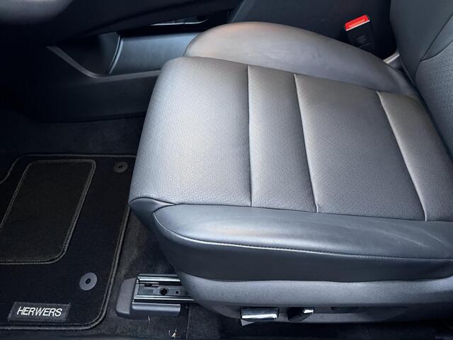 Nissan X-TRAIL 1.5 e-Power Tekna Automaat / Fabrieksgarantie tot 03-2028 < 100.000km / Leder / Panorama schuifdak / Elektrische stoelen en klep / Stuur-, stoel- & achterbankverwarming / Navi / HUD / Camera 360° / LM 19" wielen + All Season banden /