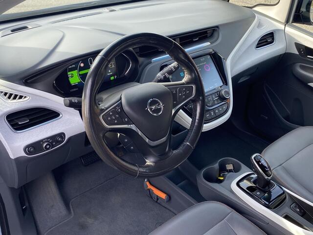 Opel AMPERA Ampera-E Business Executive 60 kWh HV Accu nieuw eind '22! Zeer compleet met o.a. lederen bekleding, Bose soundsystem, stoel- én achterbankverwarming, camera, nieuwe APK, etc.