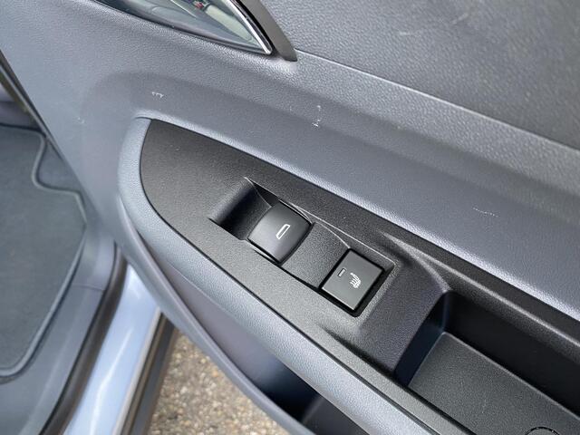 Opel AMPERA Ampera-E Business Executive 60 kWh HV Accu nieuw eind '22! Zeer compleet met o.a. lederen bekleding, Bose soundsystem, stoel- én achterbankverwarming, camera, nieuwe APK, etc.