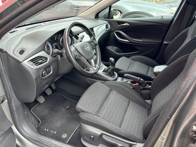 Opel ASTRA 1.6 CDTI Business+ TREKHAAK / SPORTSTOEL / CARPLAY / DAB+ / CRUISE / PDC / BLUETOOTH / NL-AUTO